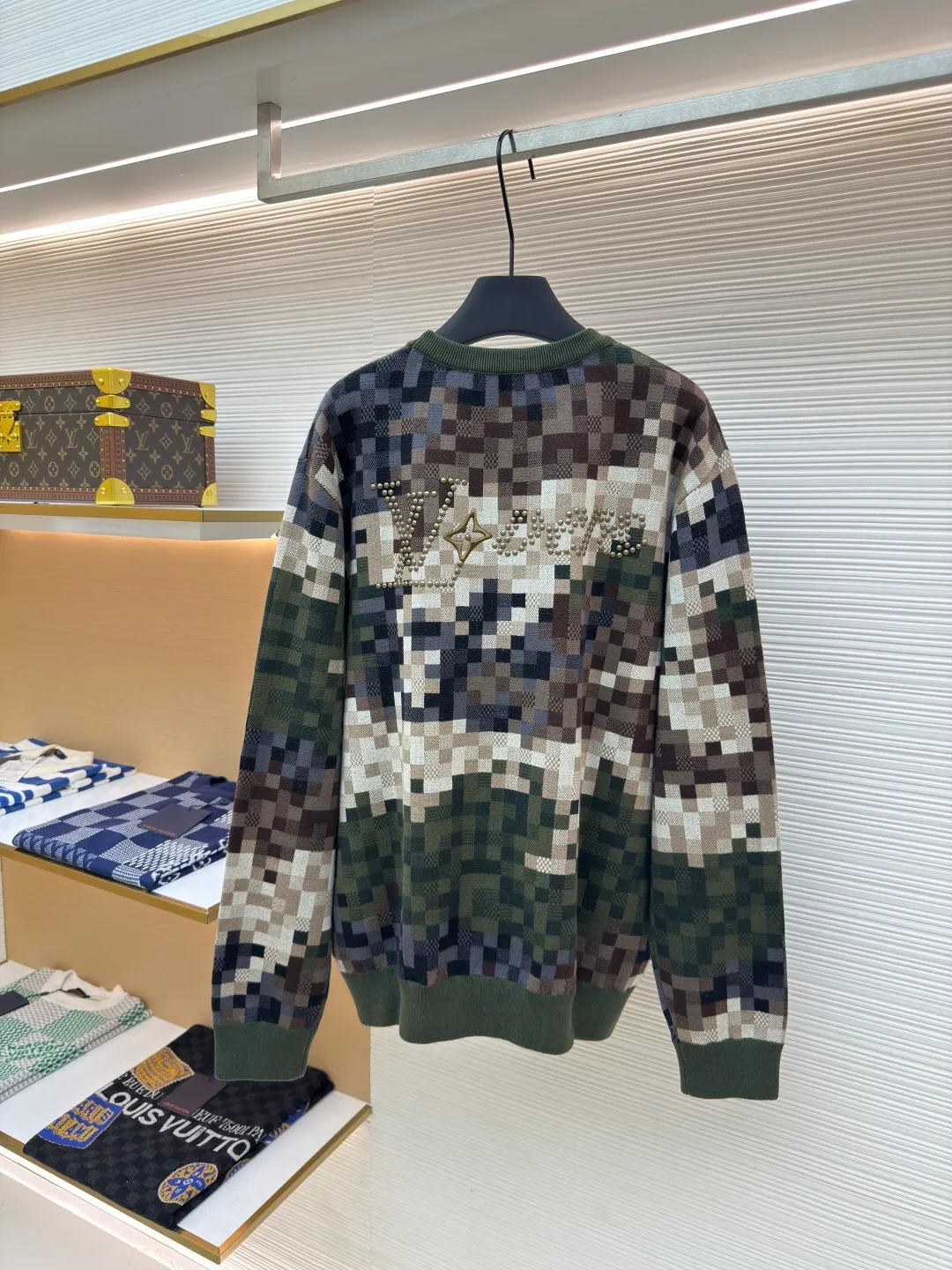 LOUIS VUITTON mosaic jacquard pullover ●Authentic product: 15600 purchased and developed ●Item number: 1680303-C55 ●Fabric: cotton fabric ●Technology: jacquard production ●Version: fitted version ●Weight: about 740 grams ●Size: elements, showing a delicate texture like snake leather. The intricate jacquard texture reflects Micro Der details, and the embroidered logo embellishes the chest, making it easy to integrate into everyday looks. Standard fit with all-over Snakoflage jacquard logo embroidered on the chest, Marque at center back, 1.VuittonDeposee embroidered patches at ribbed collar, cuffs and hem. The overall wiring is straight and delicate, the fabric is comfortable and soft, and the color is consistent without color difference. It can be matched with the same style to create a fashionable look and control various occasions. Customized accessories, complete with three standards, same style for men and women!